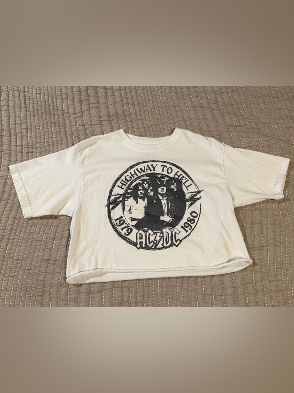 Edgy AC/DC Rocker Graphic Cropped T-Shirt Boutique Find Size Medium